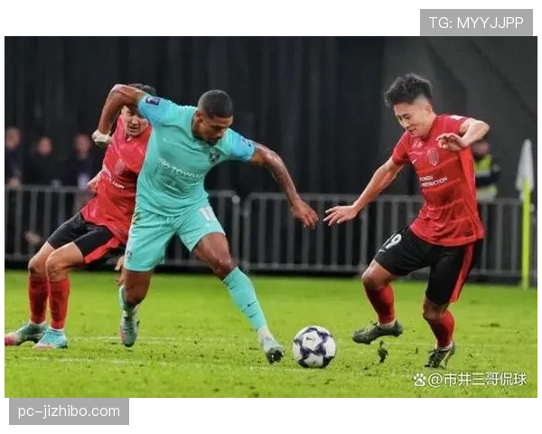 雨中激战，成都凤凰山球场球迷高歌助威画面在社交媒体热传