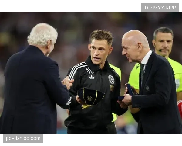 特写：基米希拼抢中眼角破裂，血染战袍坚持比赛